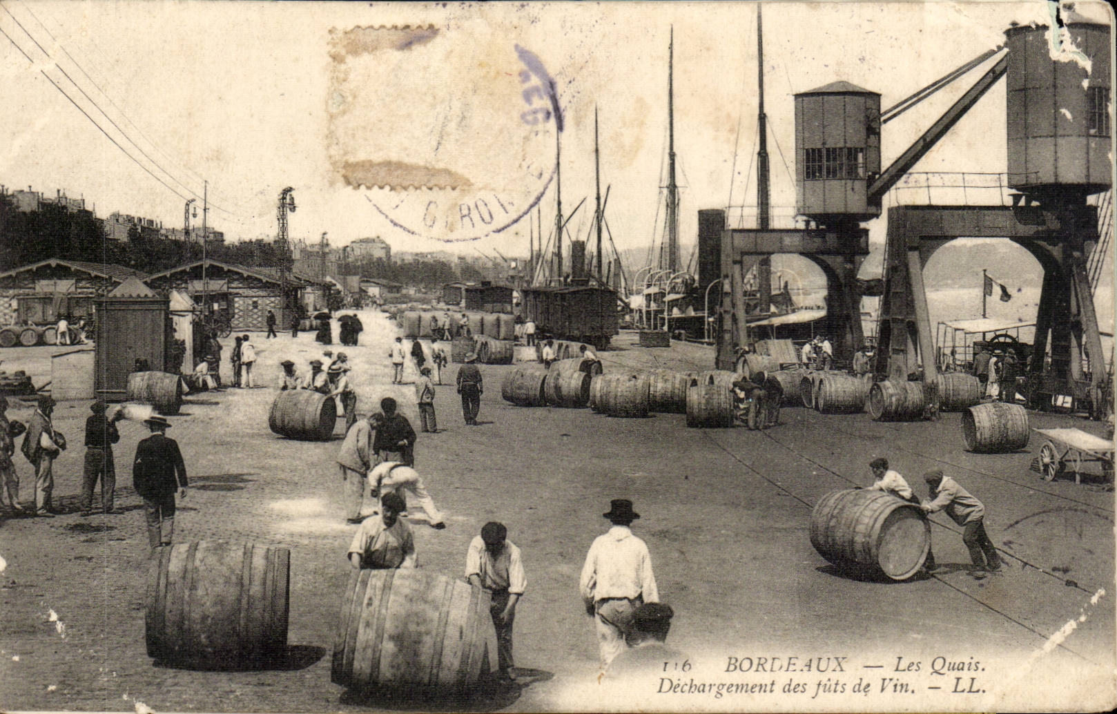 CPA Bordeaux Les quais Dechargement des futs de vin