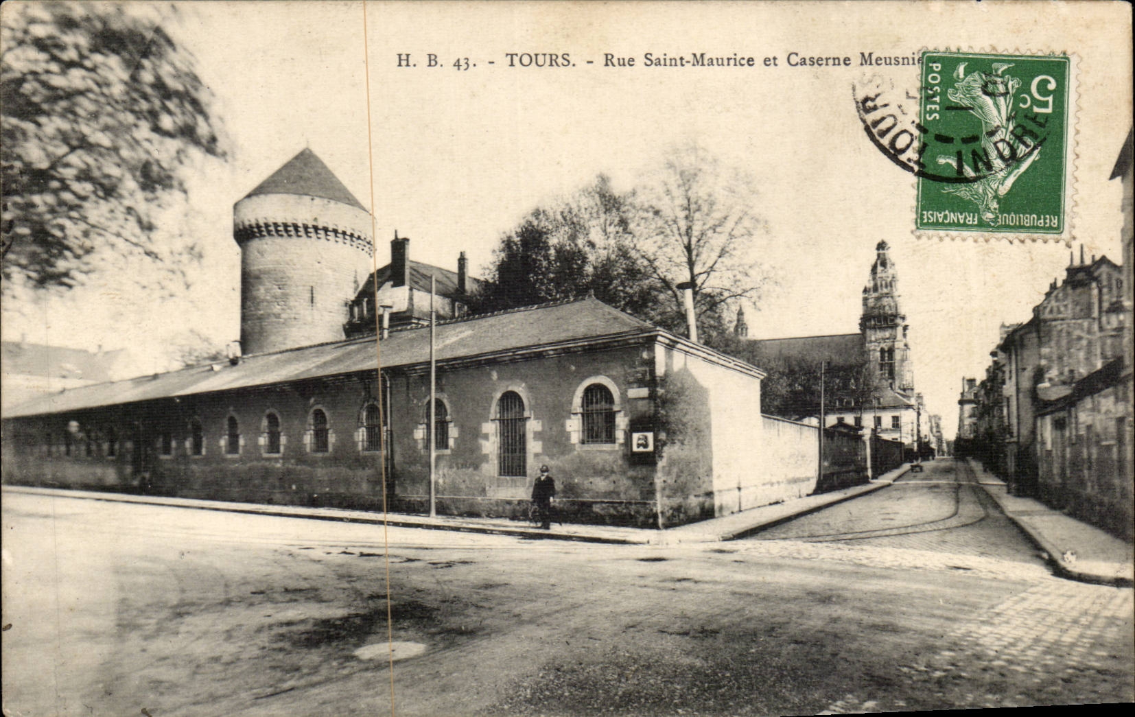 CPA Tours Rue Saint Maurice et caserne Meusnil