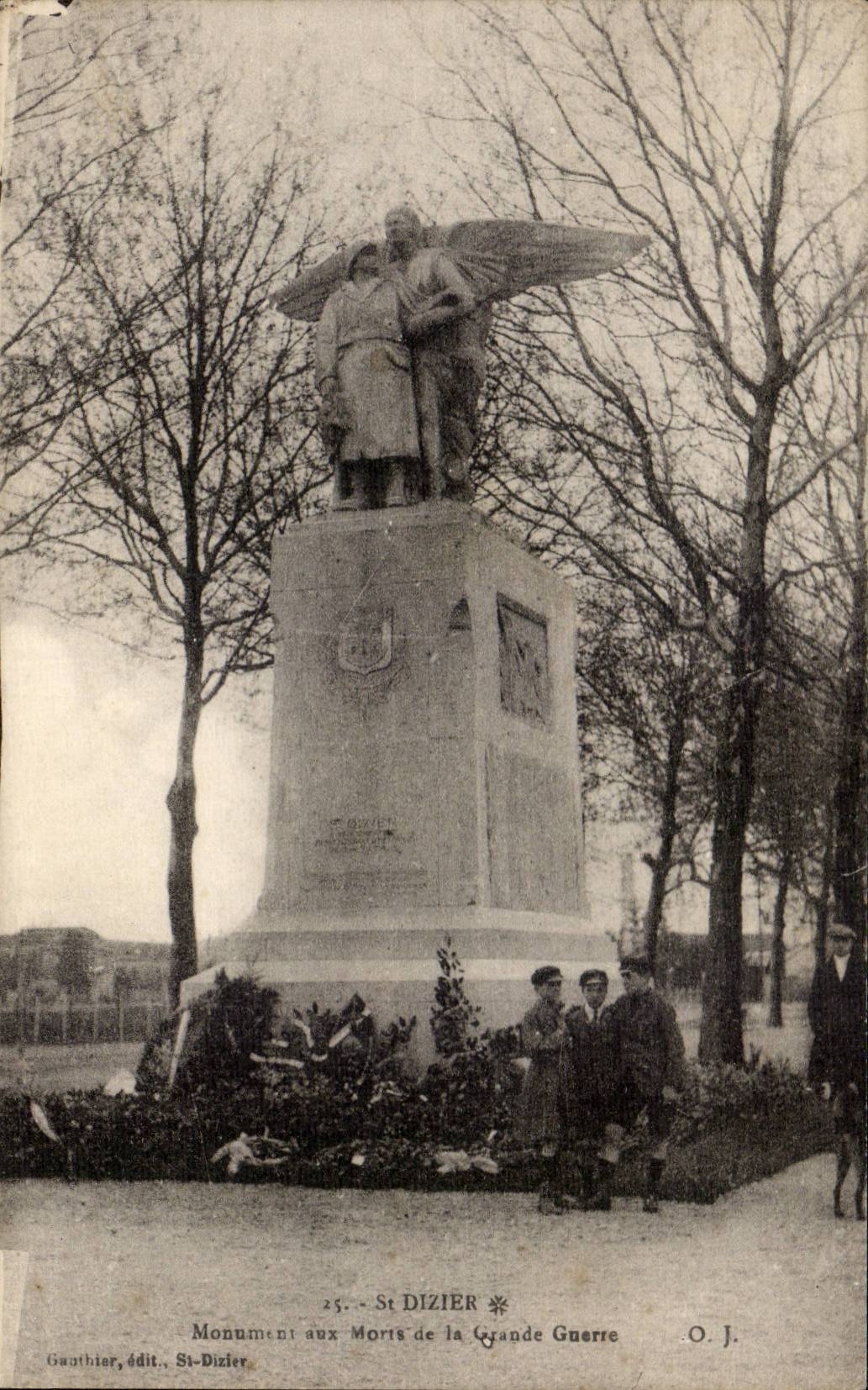 CPA St Dizier Monument aux morts de la grande guerre