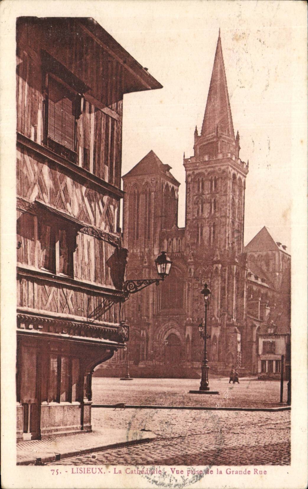Lisieux - La Cathédrale - Vue prise de la Grande Rue - Édition 'La Cigogne'