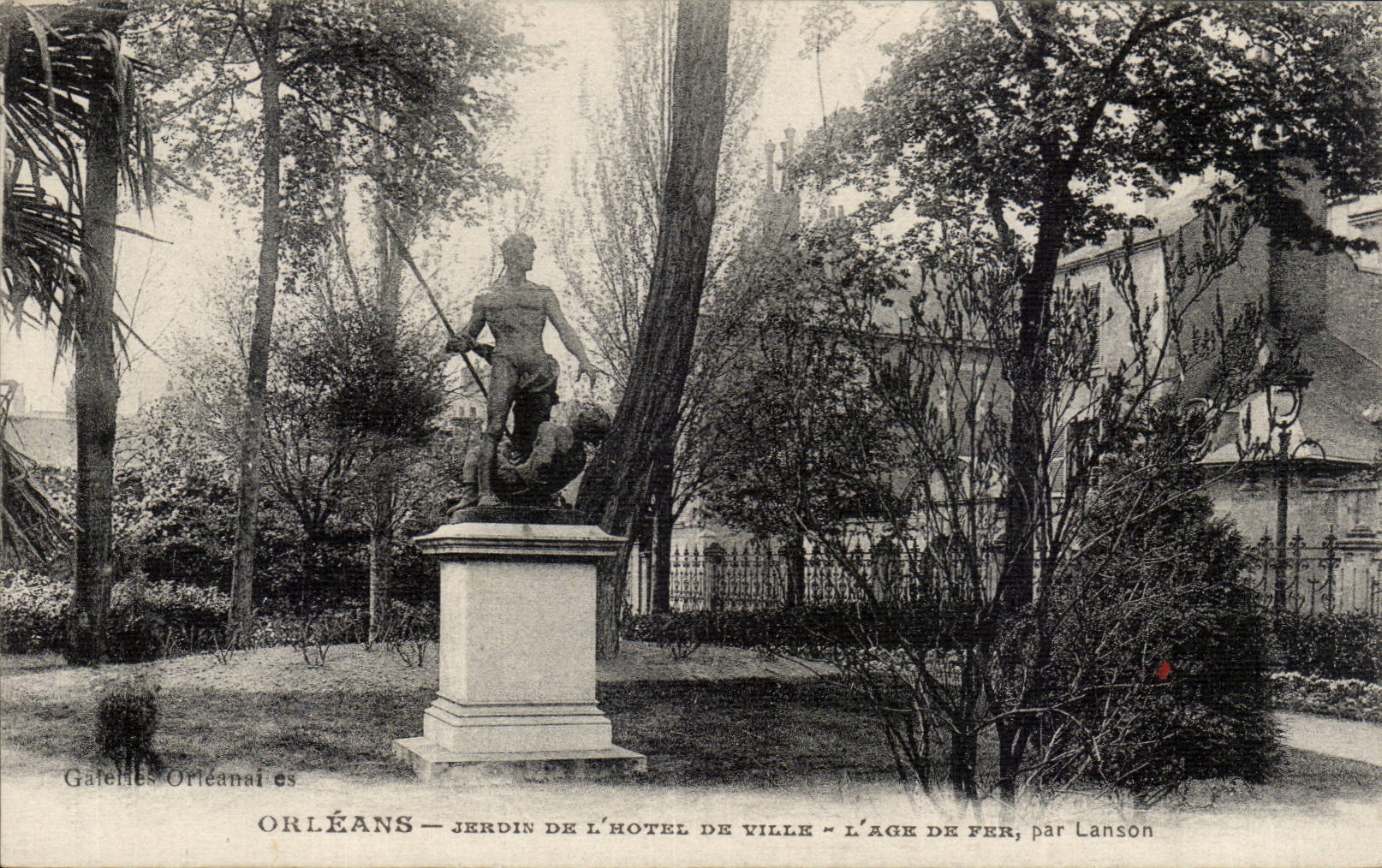CPA Orleans Jardin de l'hotel de ville L'age de fer par lanson