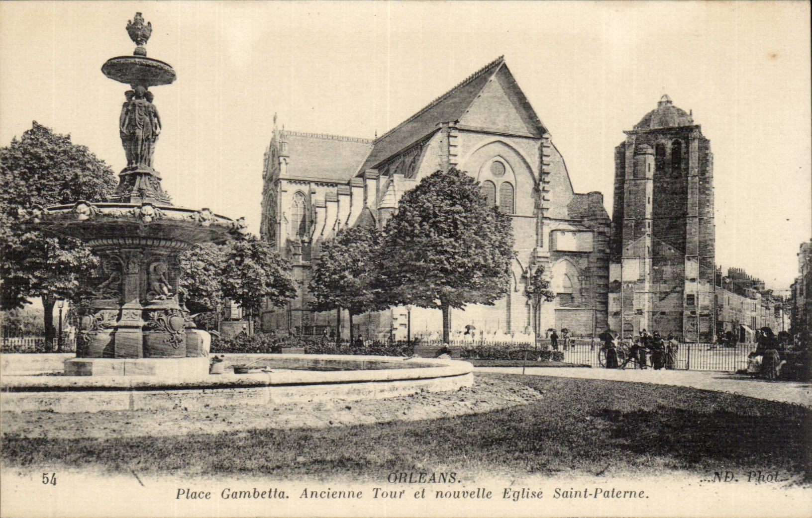 CPA Orleans Place Gambetta Ancienne tour et nouvelle Eglise Saint paterne