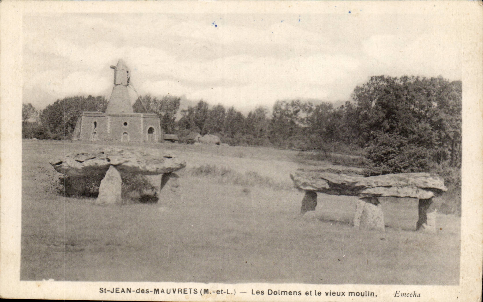 Saint Jean des Mauvrets CPA Les deux dolmens et le vieux moulin dolmen 