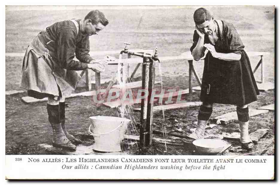 CPA Nos allies les Highlanders canadiens font leur toilette avant le combat Militaria