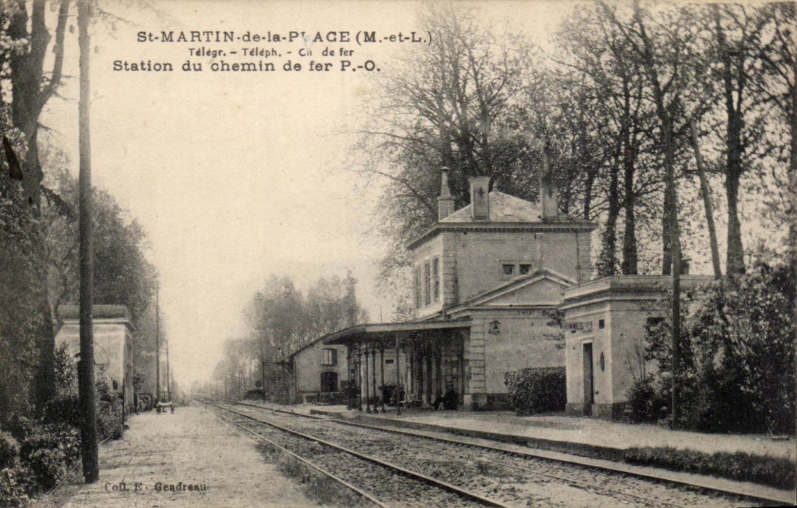 CPA St Martin de la Place Station du chemin de fer 
