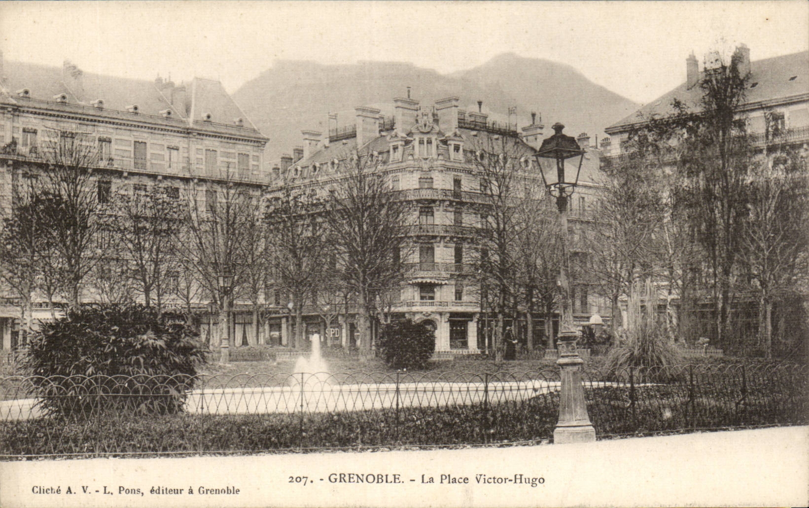 CPA Grenoble La place victor Hugo