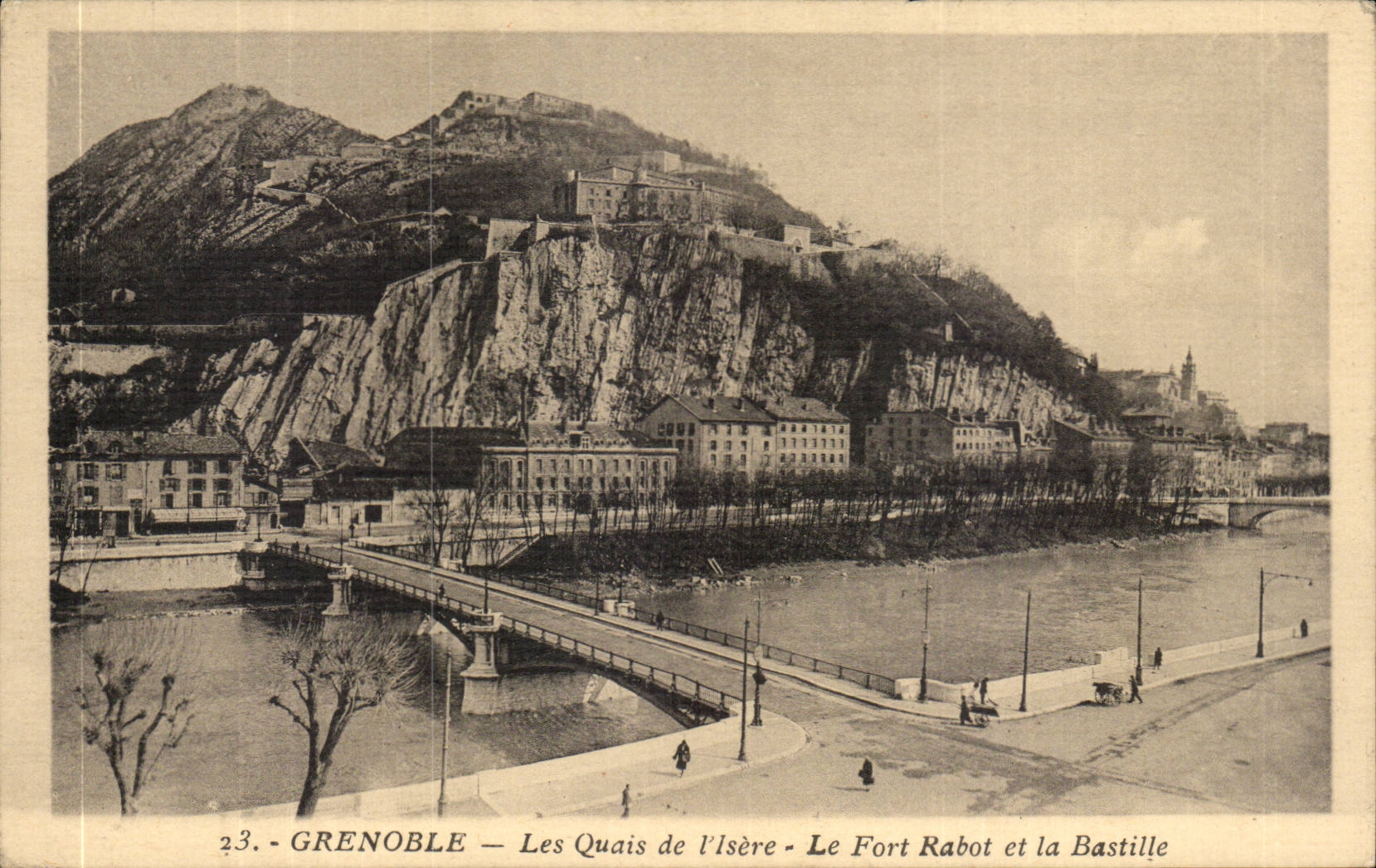 Grenoble — Les Quais de l'Isère — Le Fort Rabot et la Bastille