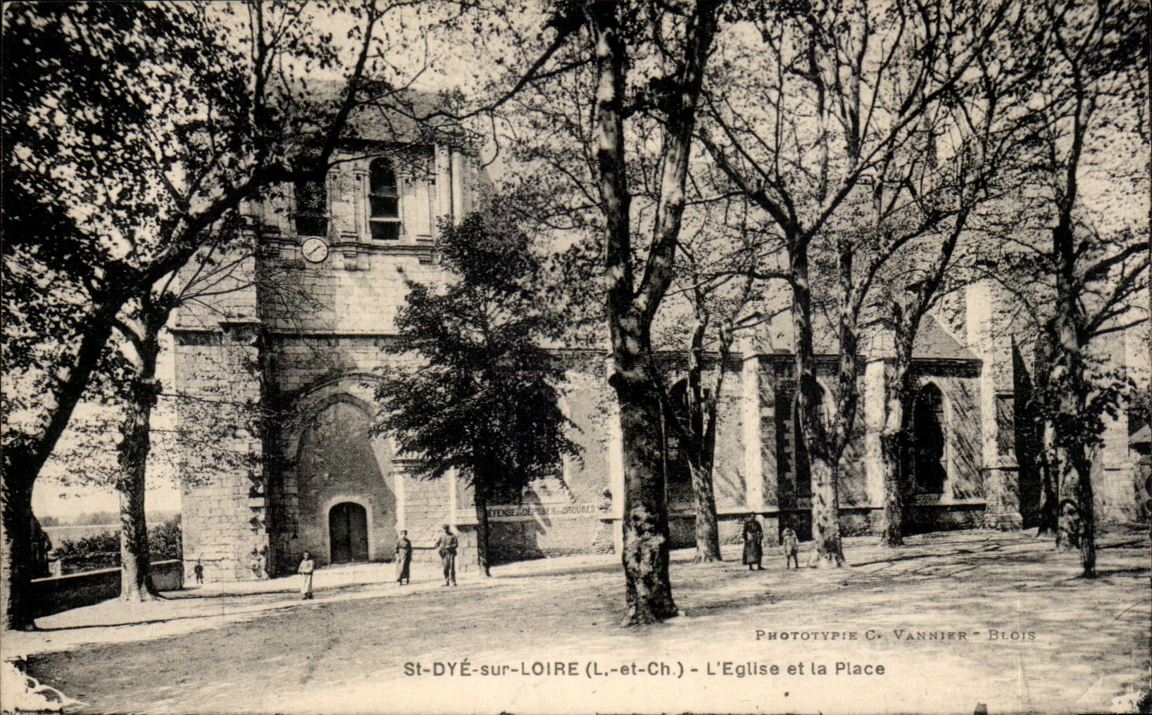 St-DYÉ-sur-LOIRE (L.-et-Ch.) - L'Église et la Place — Phototypie C. VANNIER - BLOIS