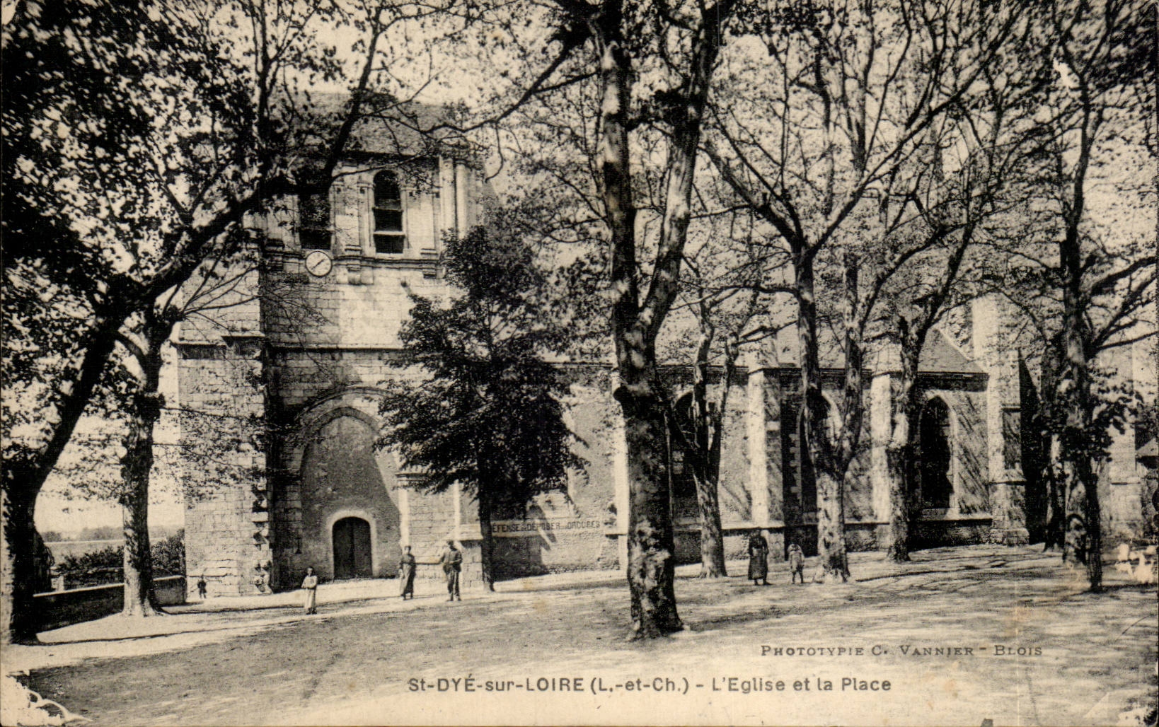 CPA St Dye sur Loire L'eglise et la place
