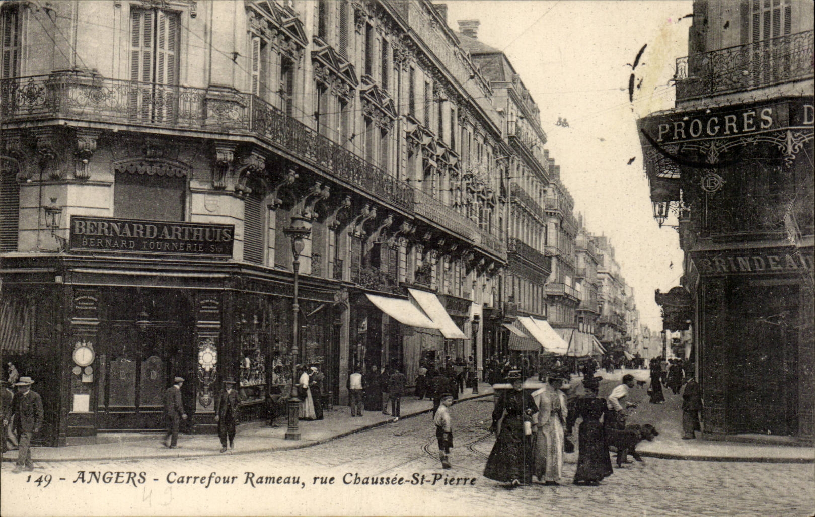 CPA Angers CArrefour Rameau Rue chausse St pierre
