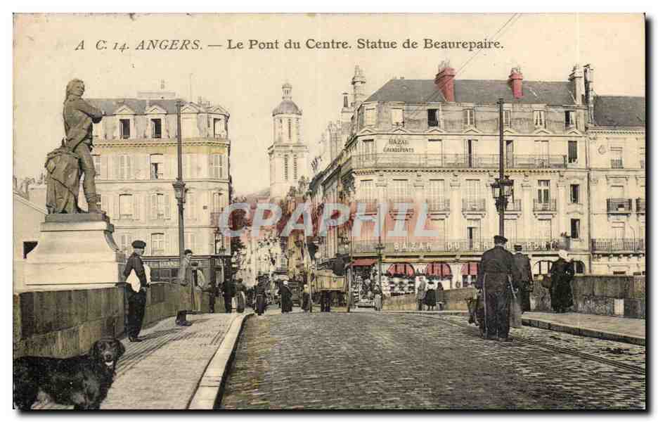CPA Angers Le pont du centre Statue de Beaurepaire