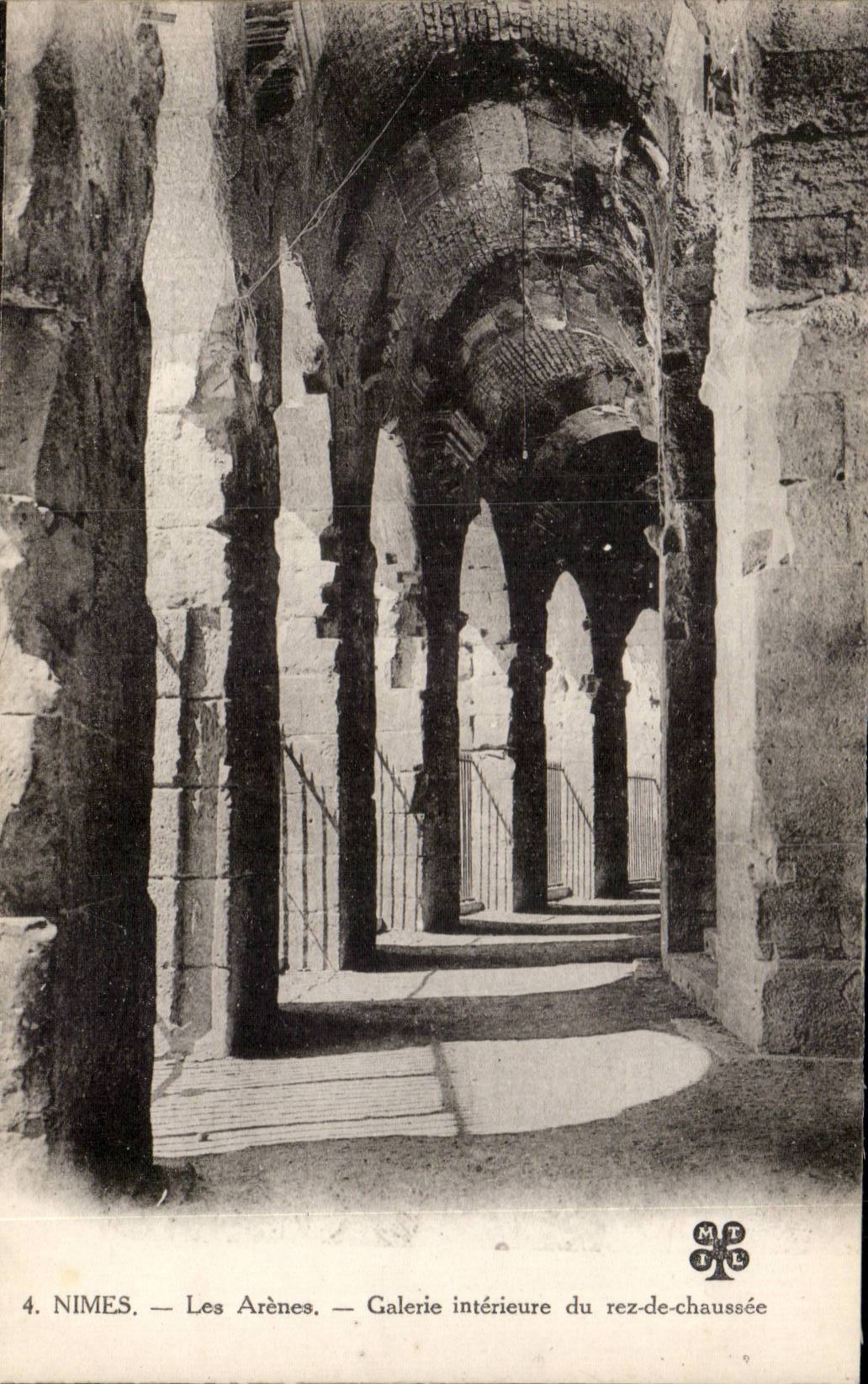 Nîmes — Les Arènes — Galerie intérieure du rez-de-chaussée