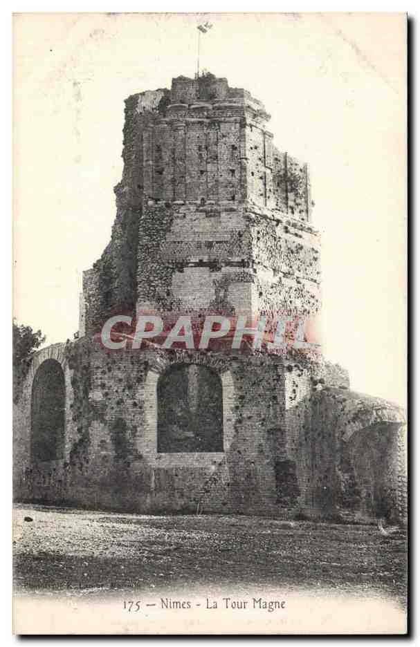 Nîmes - La Tour Magne — ruines d'un édifice antique avec drapeau