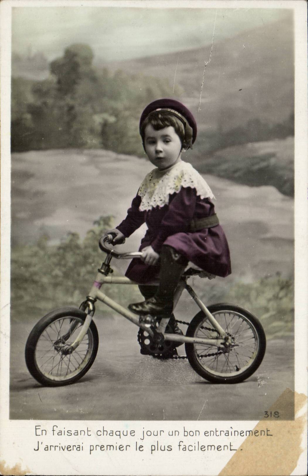 CPA Enfant sur son velo Cycling cycle