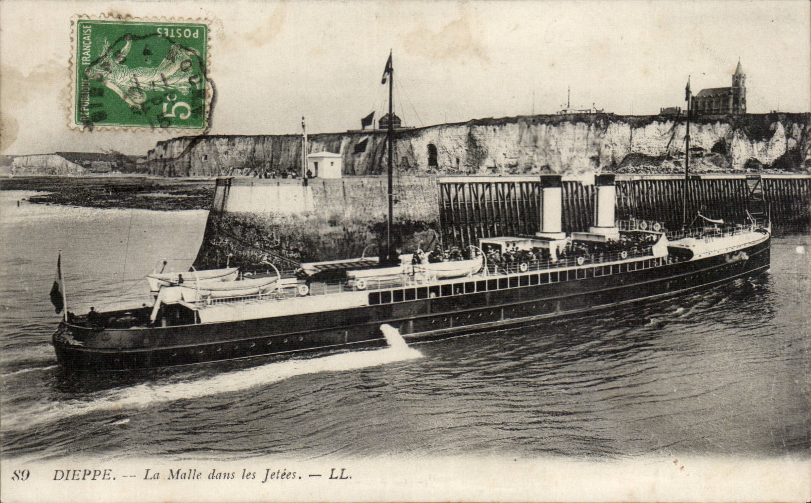 CPA Dieppe La malle dans les jetees ( bateau boat ship )