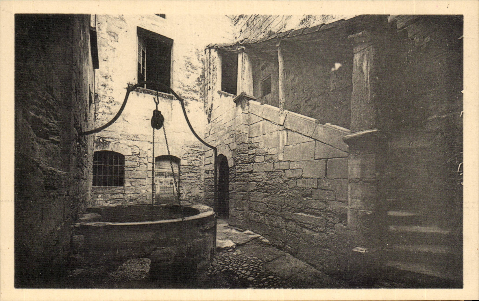 Pozo de escalera y celda — Villeneuve-les-Avignon — Editor: Lévy y Neubrider, París