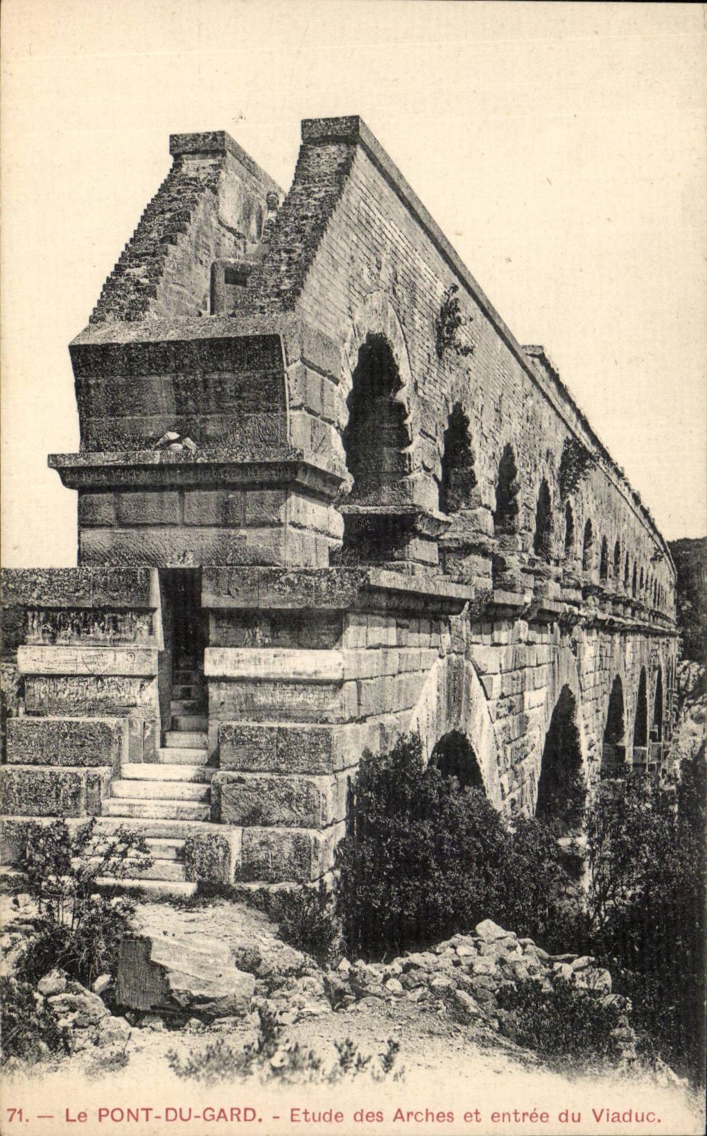 CPA le pont du Gard Etude des arches et enrtee du viaduc