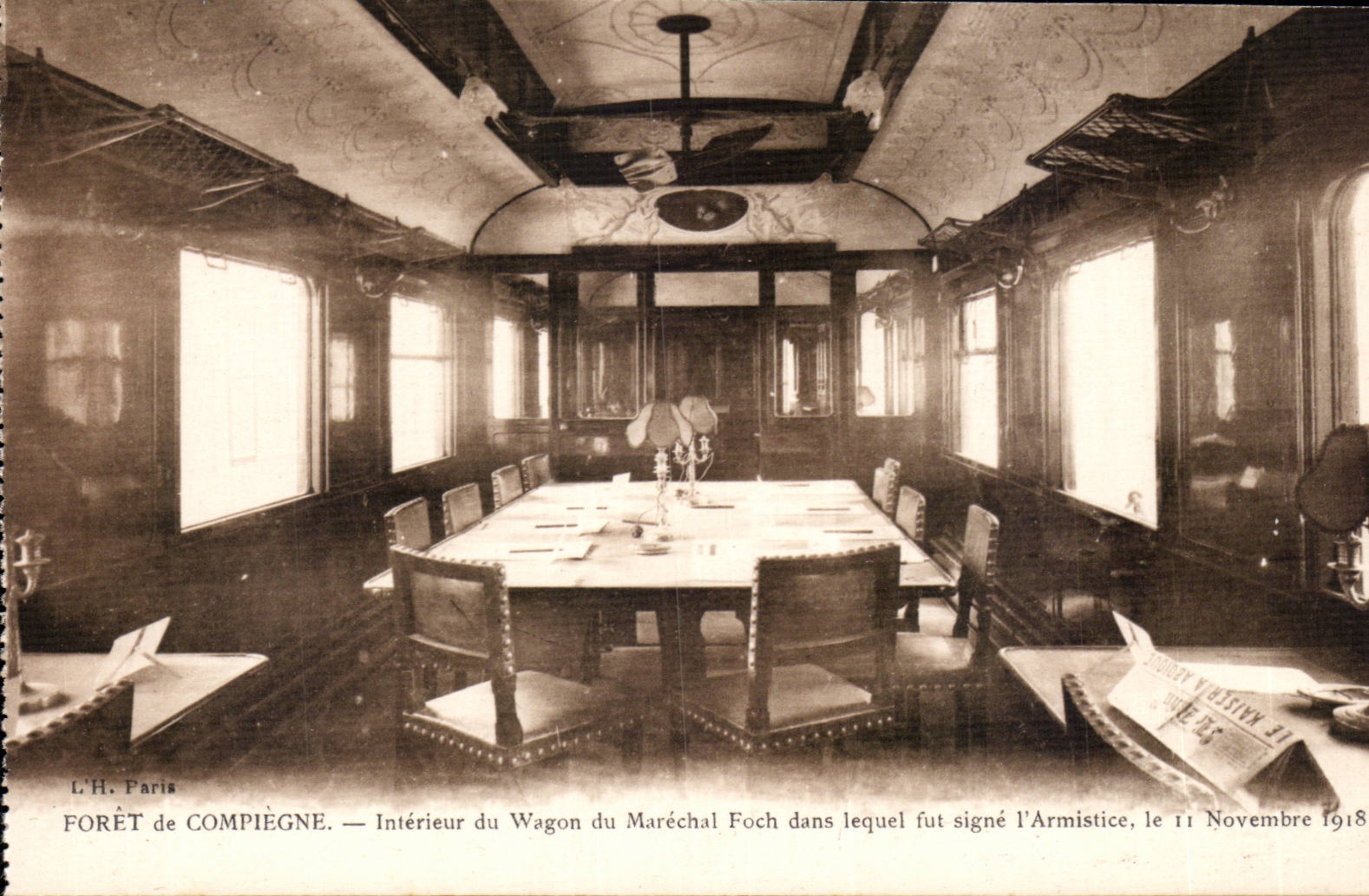 CPA Foret de Compiegne Interieur du wagon du marechal Foch dans lequel fut signe l'armistice ( Marcel Mages )