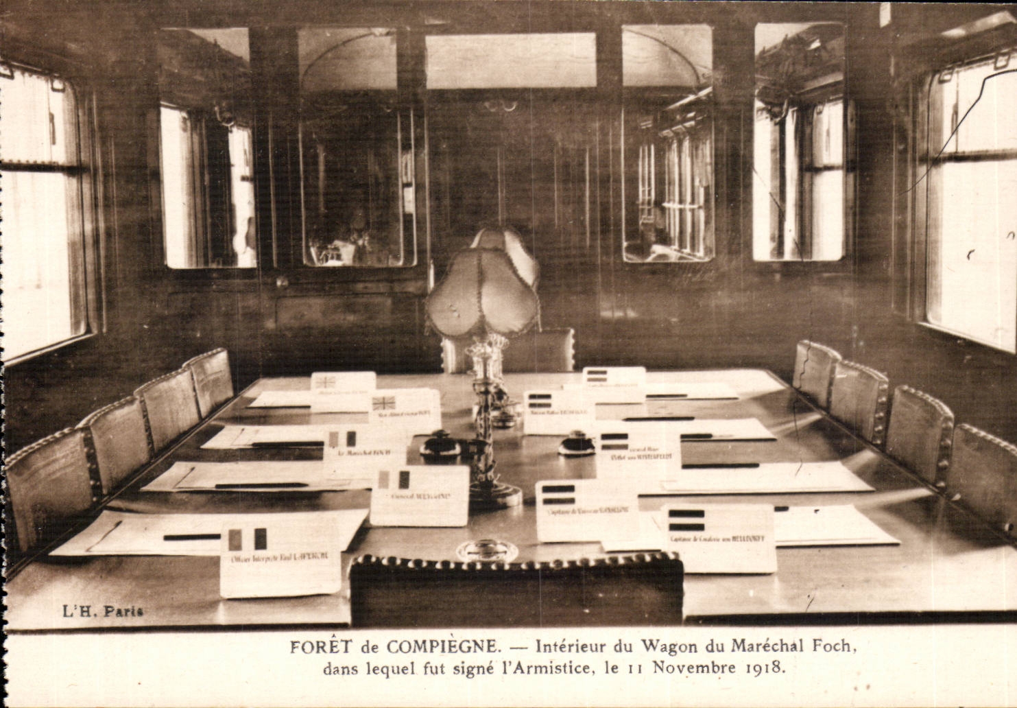 CPA Foret de Compiegne Interieur du wagon du marechal Foch dans lequel fut signe l'armistice ( Marcel Mages )