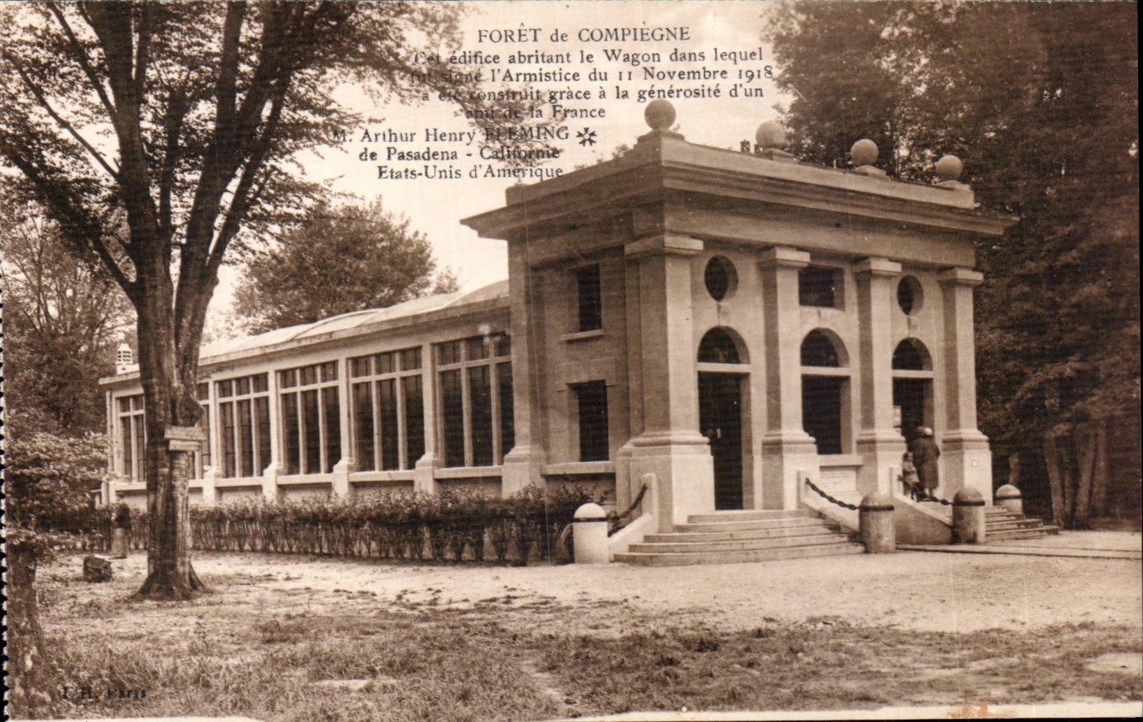 CPA Foret de Compiegne Edifice abritant le wagon dans lequel fut signe l'armistice