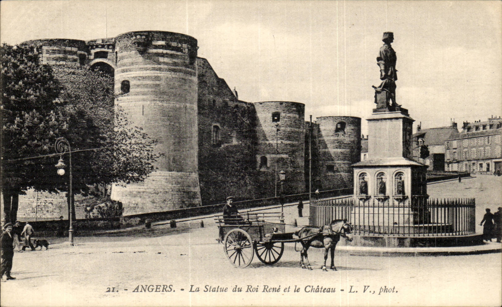CPA Angers La statue du roi Renet ele chateau ( attelage de cheval )