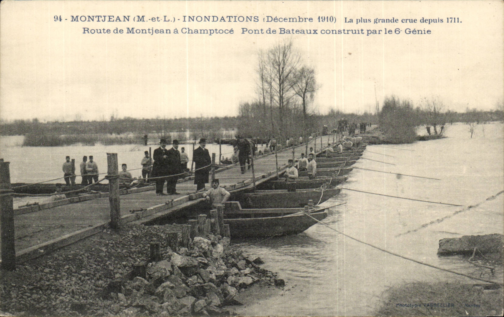 CPA Montjean Inondations janvier 1910 Route de Montjean a Champtoce Pont de bateaux construit par le 6eme genie