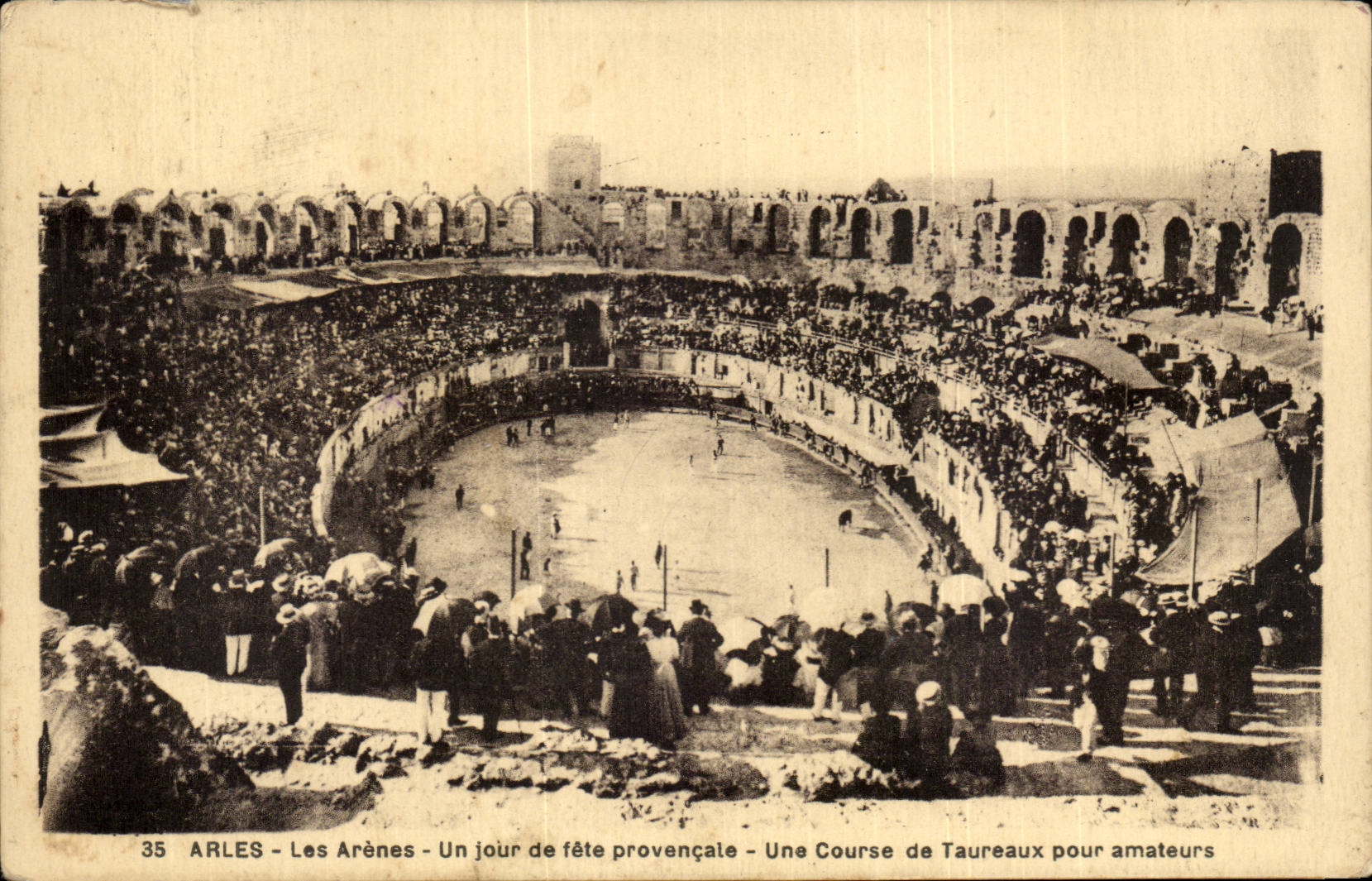 Arles - Les Arènes - Un jour de fête provençale - Une Course de Taureaux pour amateurs
