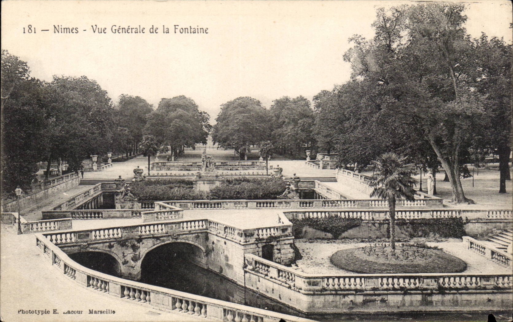 Nimes CPA Vue generale de la fontaine