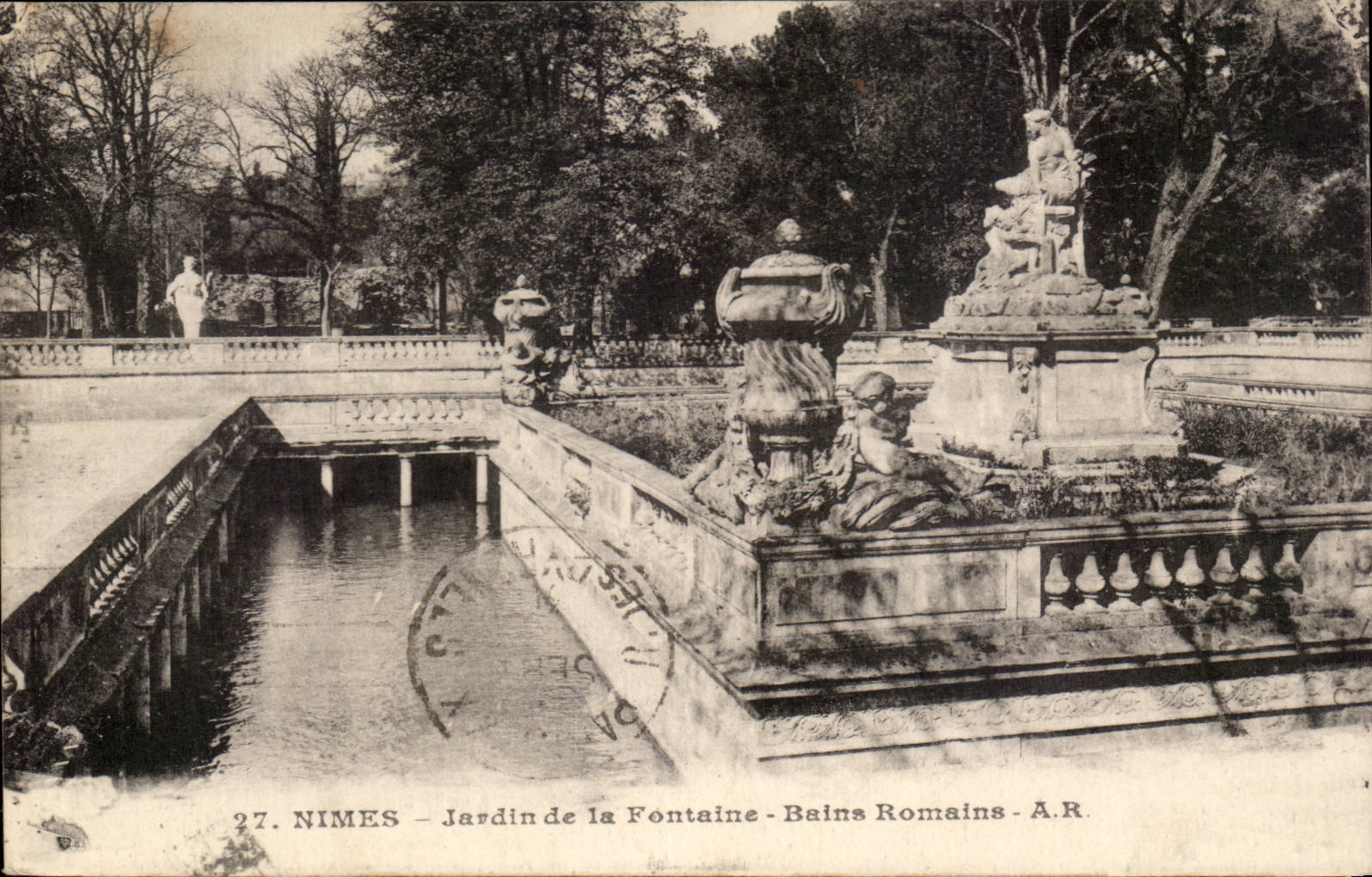 Nimes CPA Jardin de la fontaine Bains romains