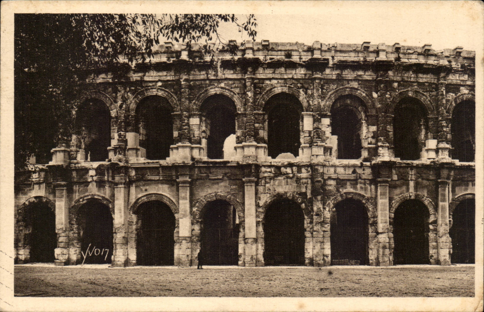 Les Arènes de Nîmes — Nîmes (Gard) — Les Éditions d'Art Typhon, Paris