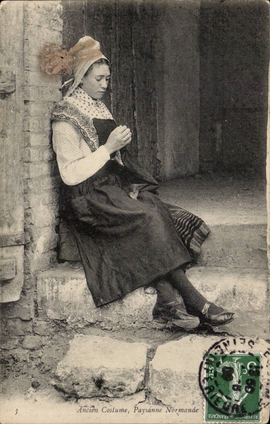 CPA Folklore Costume Ancien costume Paysanne normande