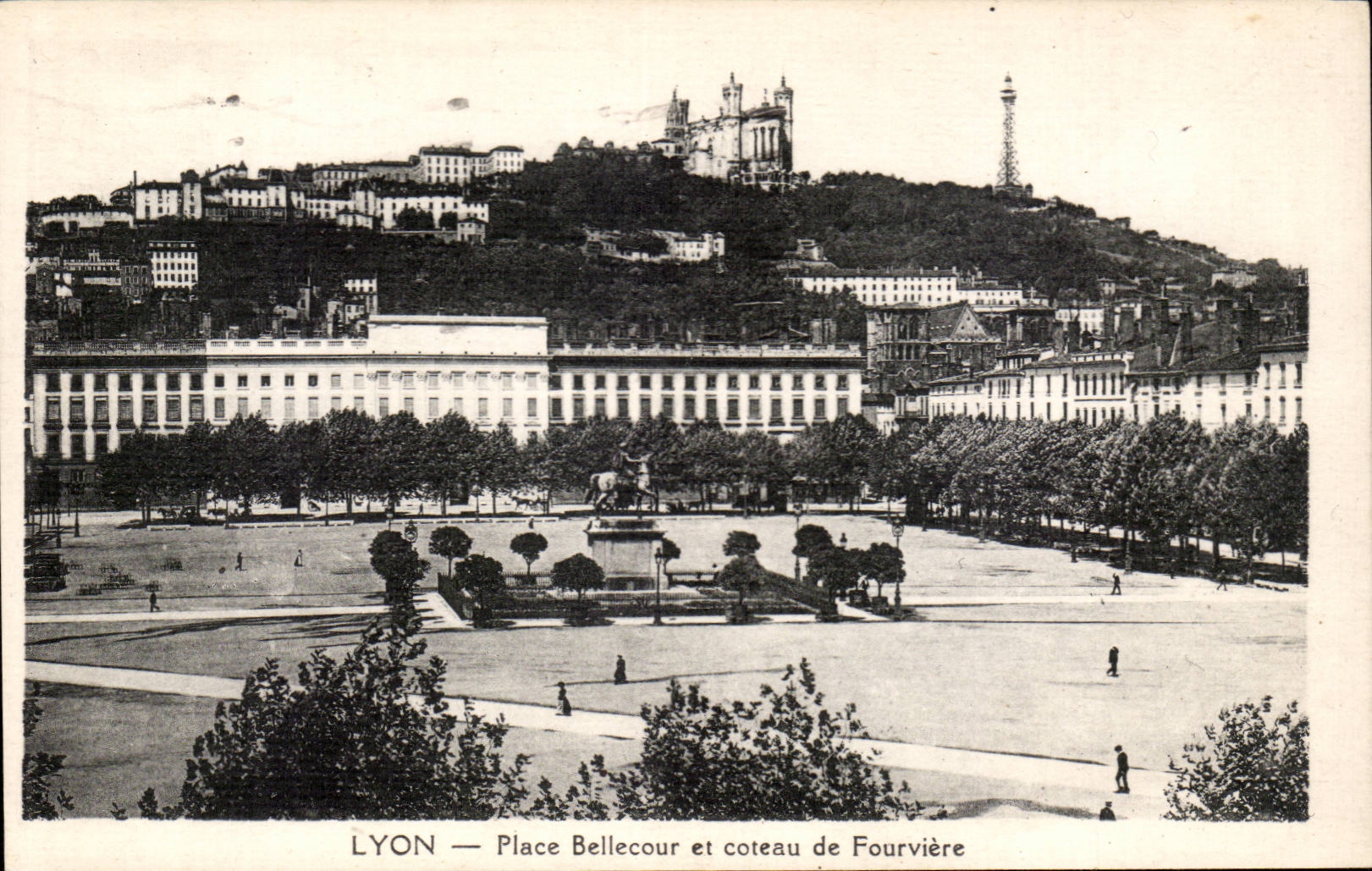 LYON — Place Bellecour et coteau de Fourvière