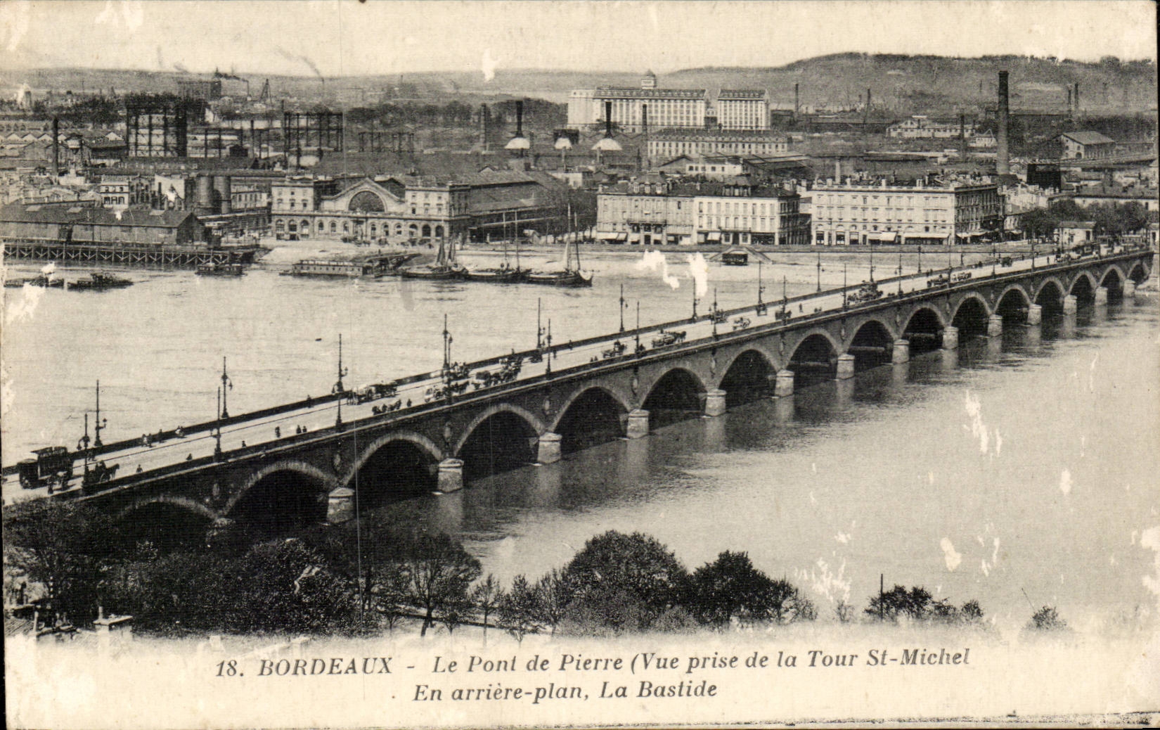 Bordeaux CPA Le pont de pierre ( vue prise de la Tour St Michel ) En arriere plan la Bastide