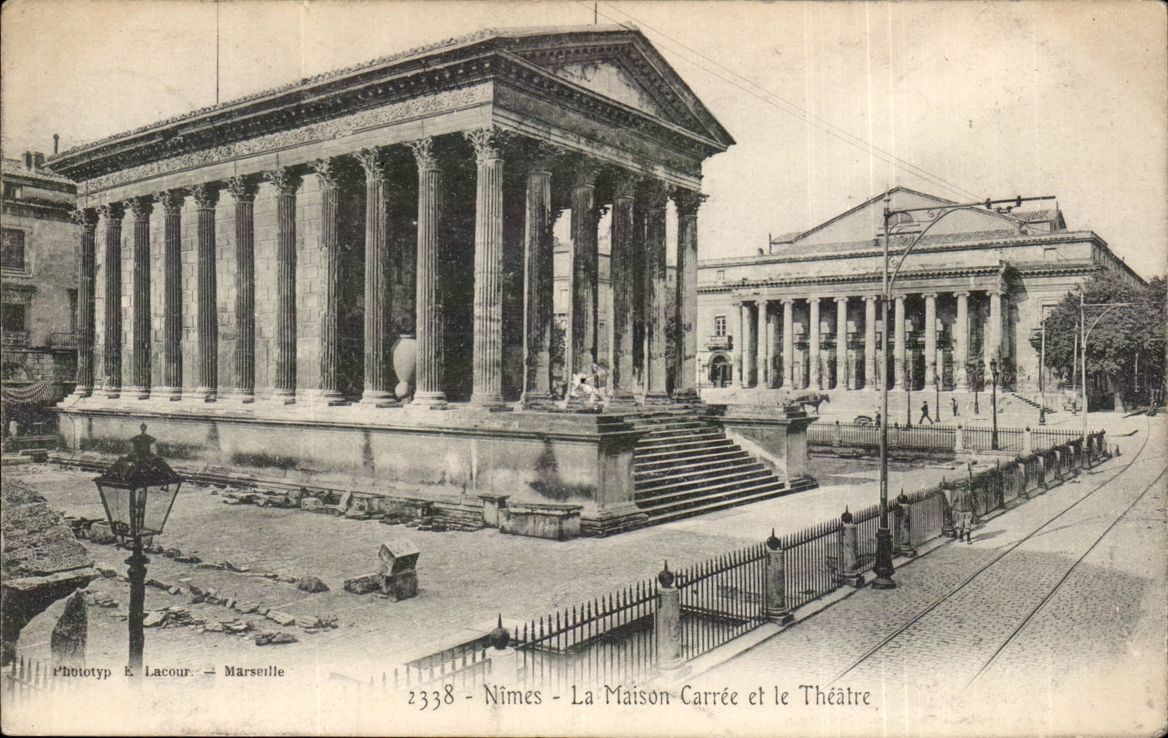 Nîmes - La Maison Carrée et le Théâtre — Phototyp E. Lacour, Marseille, n° 2338