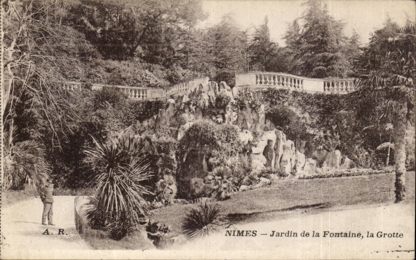 Nîmes — Jardin de la Fontaine, la Grotte — A.R.