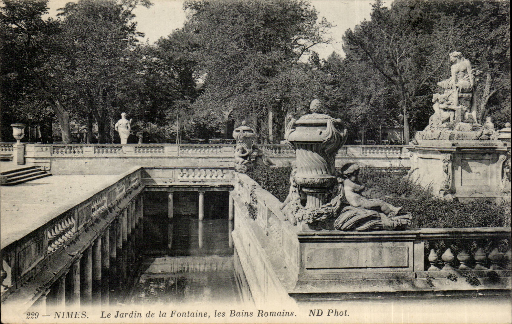 Nîmes — Le Jardin de la Fontaine, les Bains Romains — ND Phot. n°229