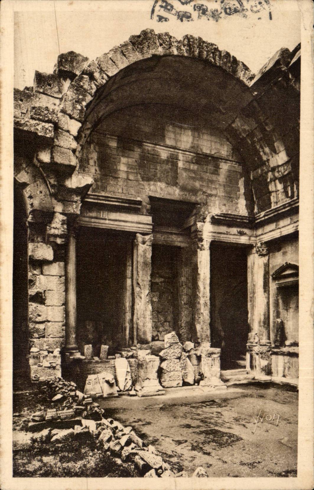 Nîmes (Gard) — Jardin de la Fontaine, L'Intérieur du Temple de Diane — Éditions d'Art YVON