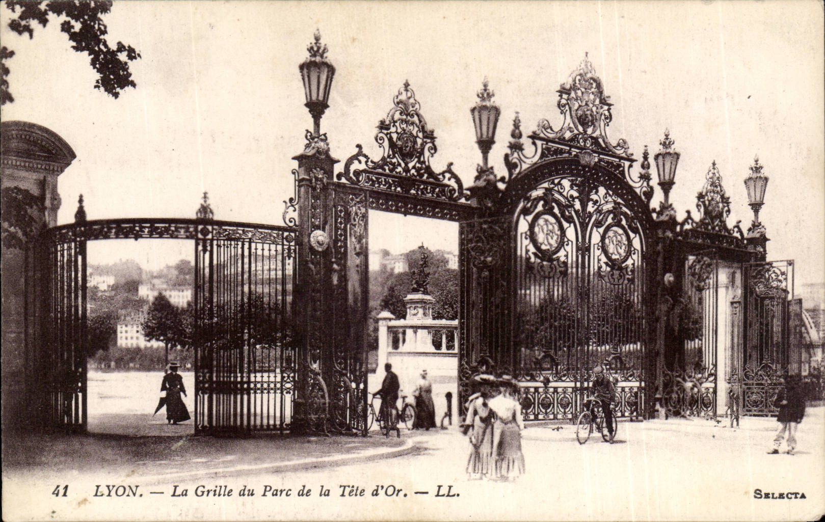 CPA Lyon La grille du parc de la tete d'or