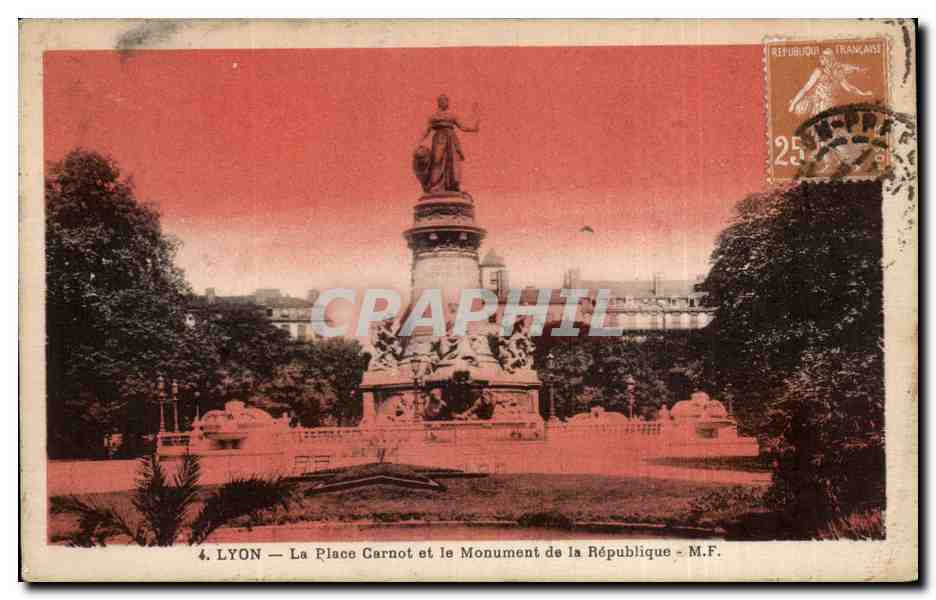 CPA Lyon Place Carnot et le monument de la Republique
