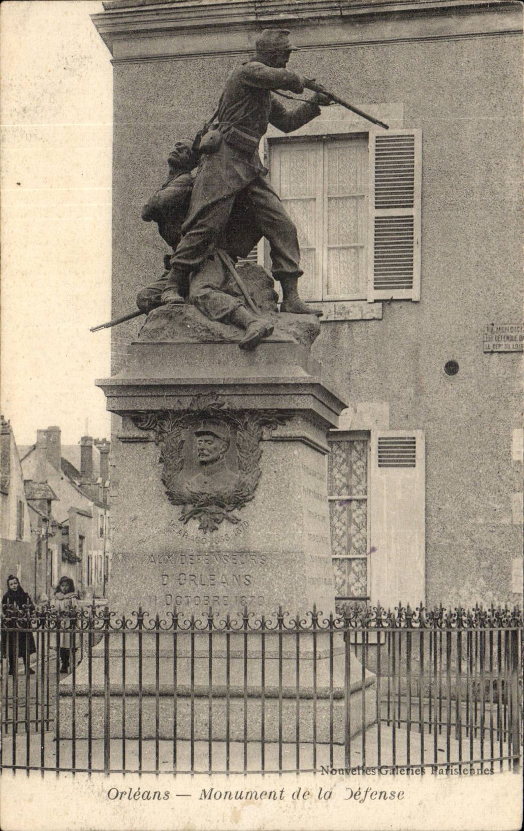 CPA Orleans Monument de la Defense Militaria Poilu soldat