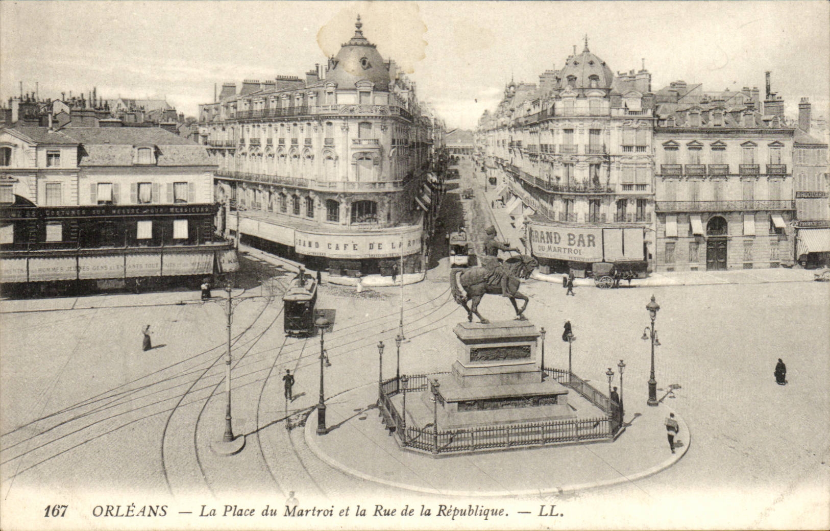 Orleans CPA La place du Martroi et la rue de la Republique