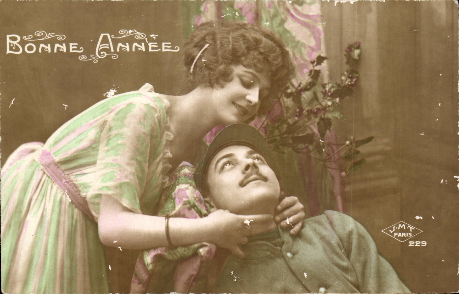 Jeune femme en robe vert pâle embrassant un jeune homme — J.M.T. Paris 229