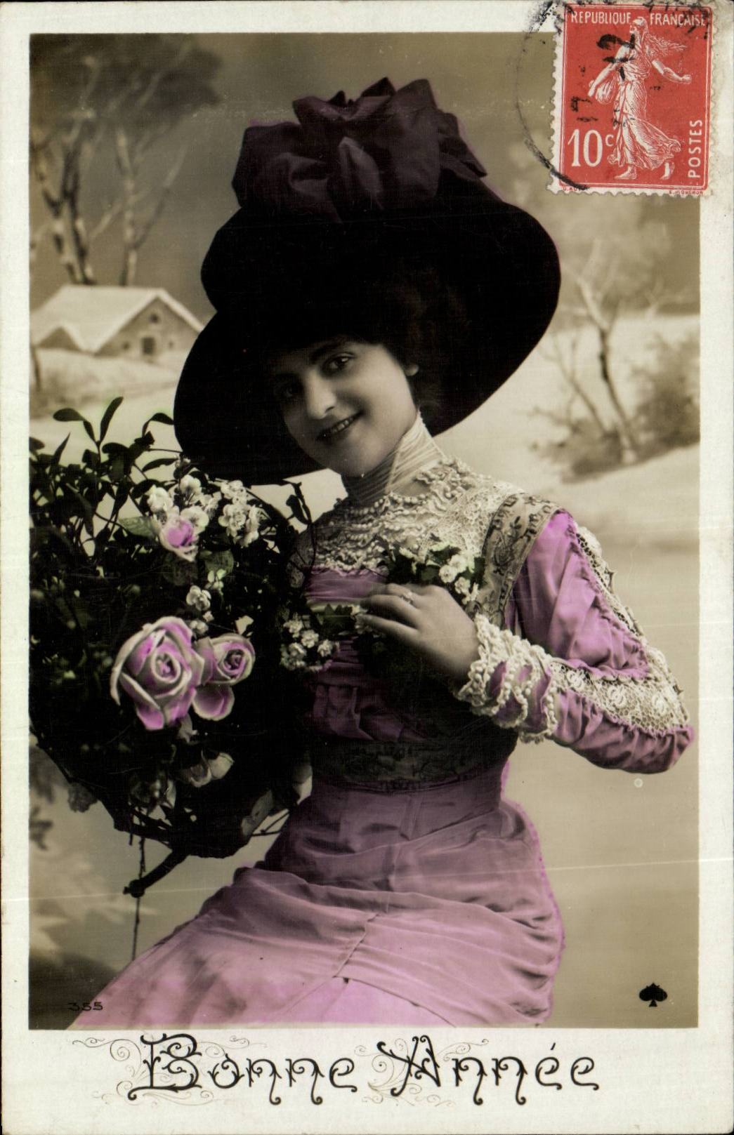 Femme en robe violette et chapeau — Bonne Année — éditeur anonyme, n°355