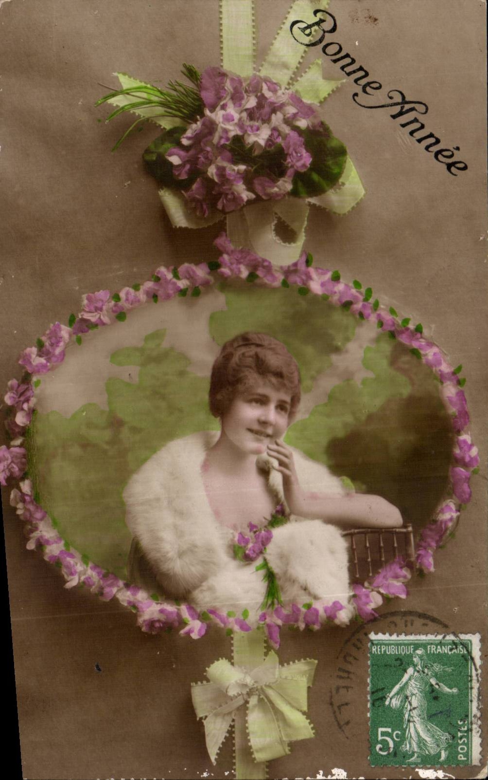 Femme en fourrure — carte de vœux 'Bonne Année' — éditeur inconnu, n° de série non visible