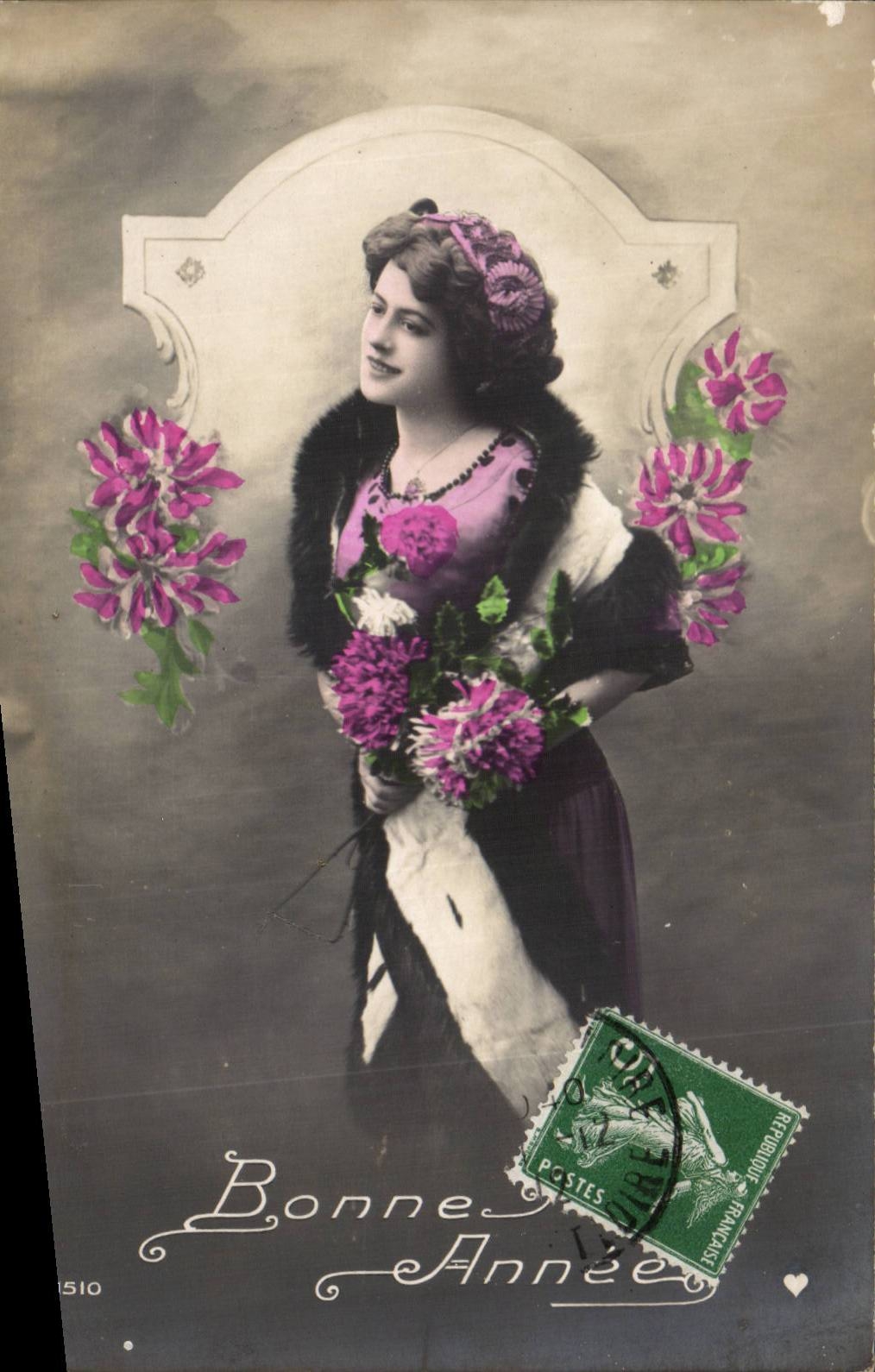 Femme en robe violette et fourrure — Bonne Année — éditeur inconnu, n° 1510