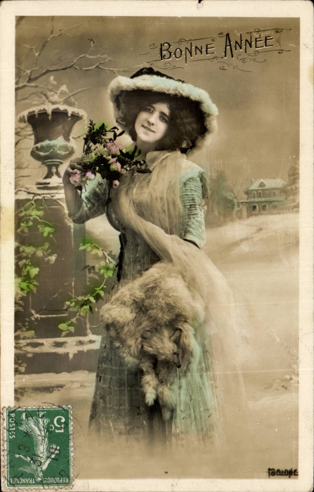 Femme en fourrure tenant un bouquet — Bonne Année — Éditeur : P. Baudon