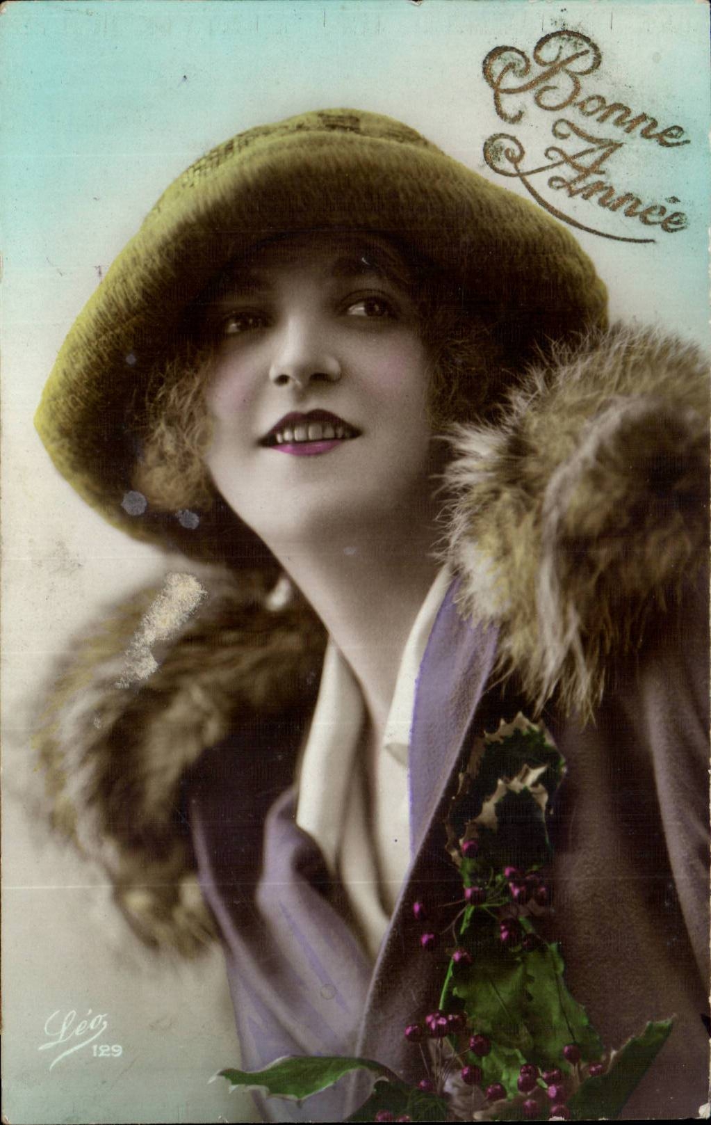 Jeune femme en manteau fourré — Bonne Année — Léos 129