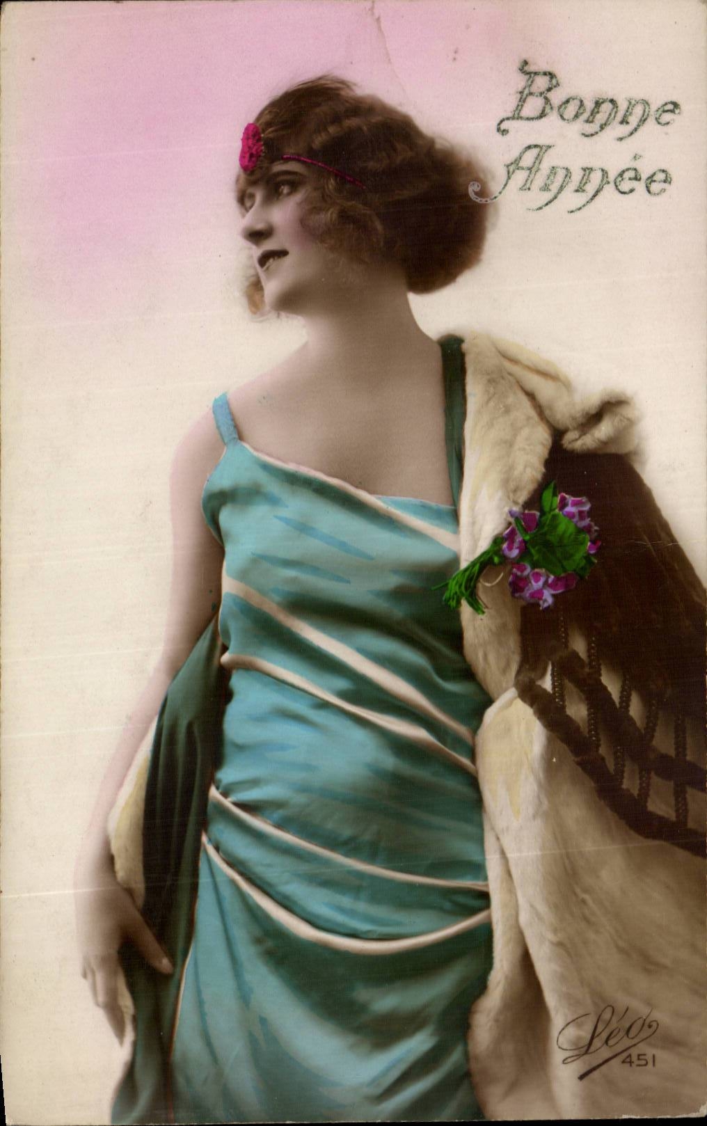 Jeune femme en robe bleue — Bonne Année — Léo 451