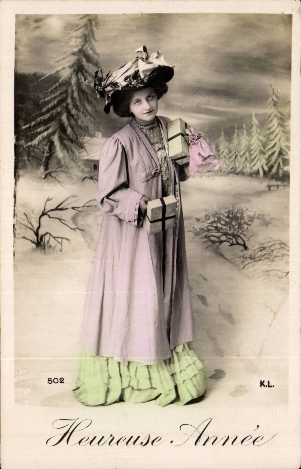 Femme en robe lilas tenant des cadeaux — 'Heureuse Année' — K.L. n°502