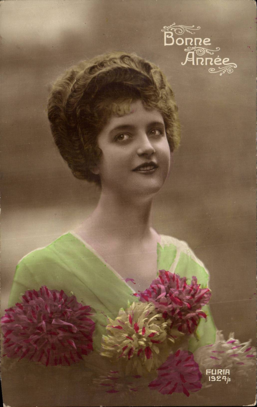 Jeune femme en robe verte — fleurs colorées — FURIA 1924/1s